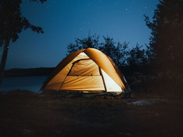 Jak wybrać najlepszy namiot na kemping i wędrówki