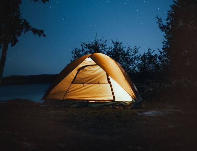 Jak wybrać najlepszy namiot na kemping i wędrówki